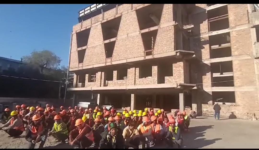 Daily site briefing before shift start